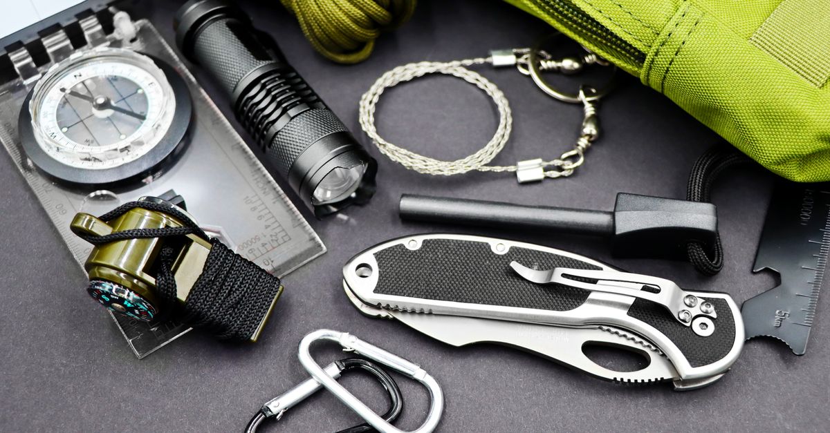 kit de survie avec couteau, cordage et firesteel représentant les 5 C de la survie