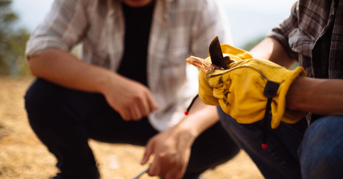 bushcraft technique de taille au couteau en pleine forêt