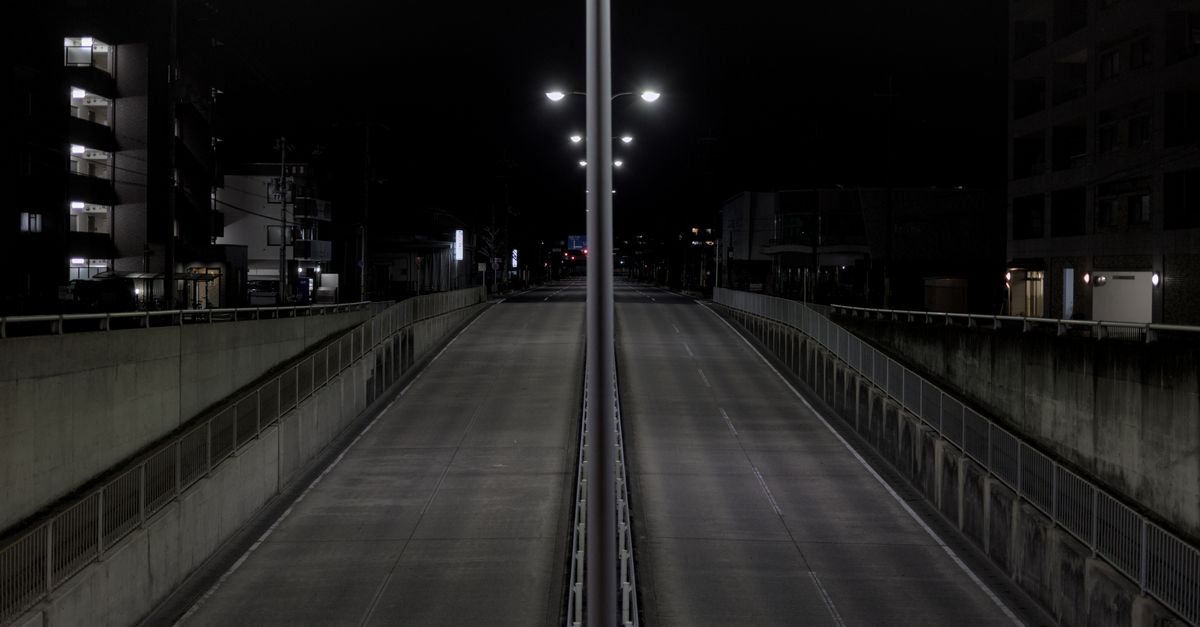 Rue de ville plongée dans le noir après une catastrophe et une coupure de courant