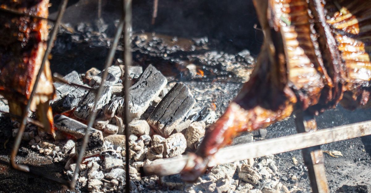 Conserver nourriture pleine nature, viande fumée au-dessus des braises
