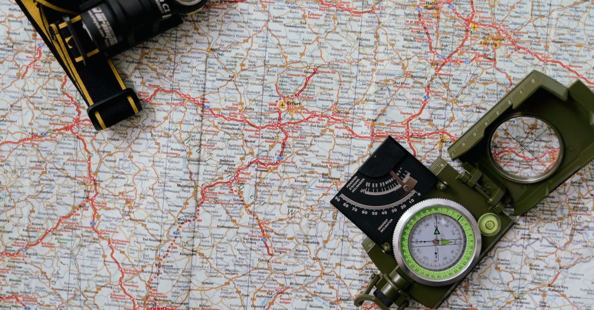 GPS randonnée tenu en main par un randonneur en forêt dense