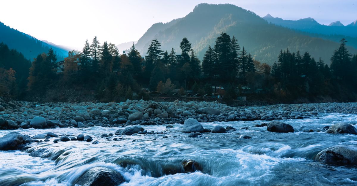Kit d'hygiène minimal posé sur un rocher près d'un point d'eau en forêt