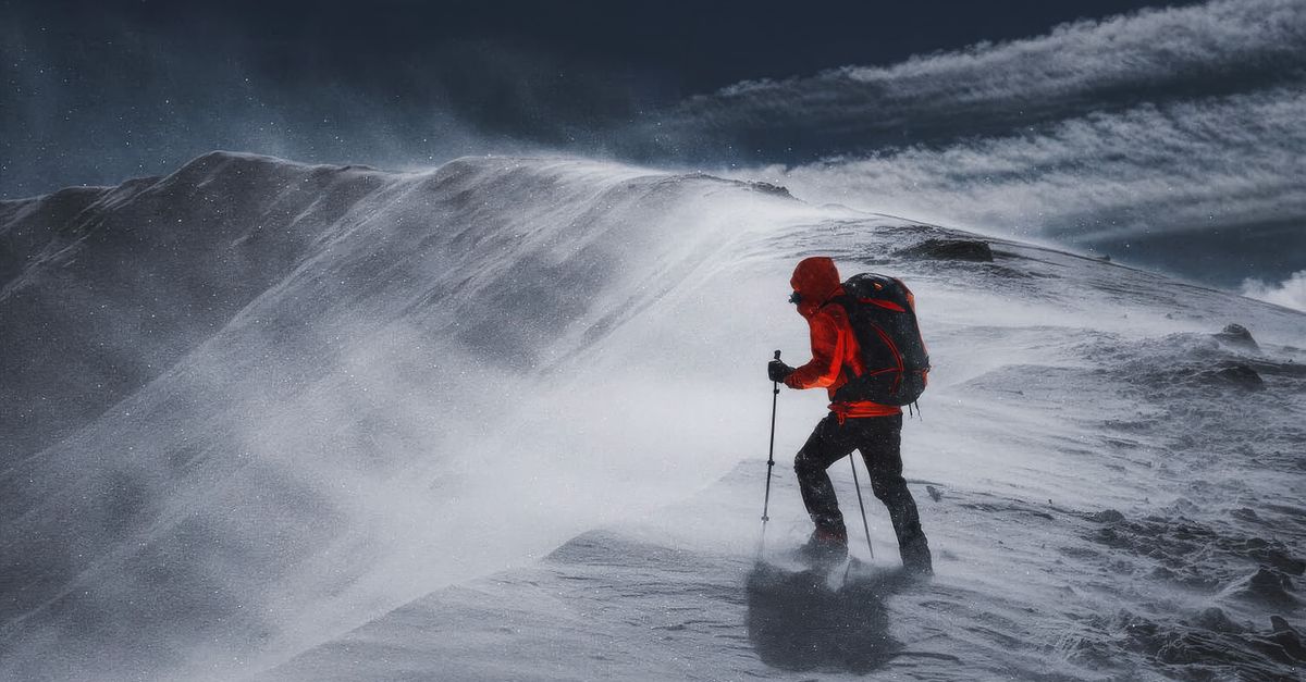 Lire la météo sans application face à une tempête en crête enneigée