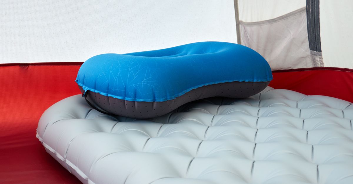 Matelas de sol isolant gonflable avec oreiller sous une tente