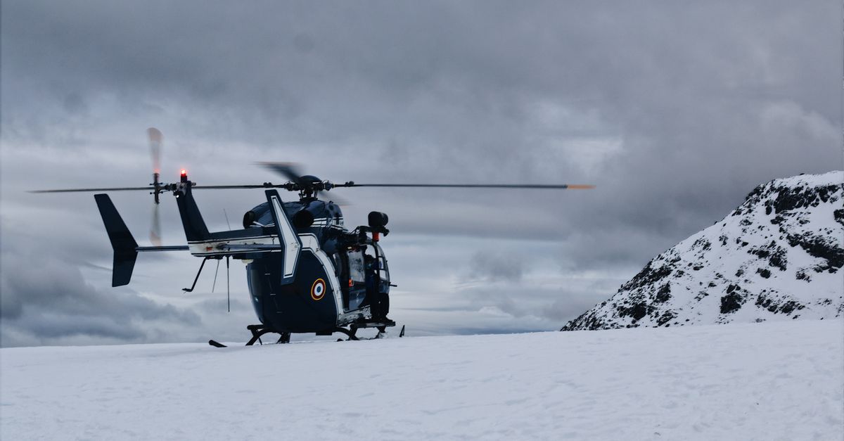 Signaler sa position en cas de détresse, hélicoptère de secours posé sur la neige
