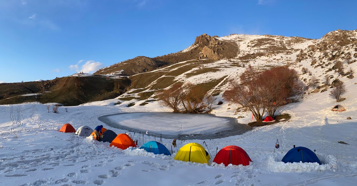 Tente 4 saisons montée sur la neige face au vent en montagne