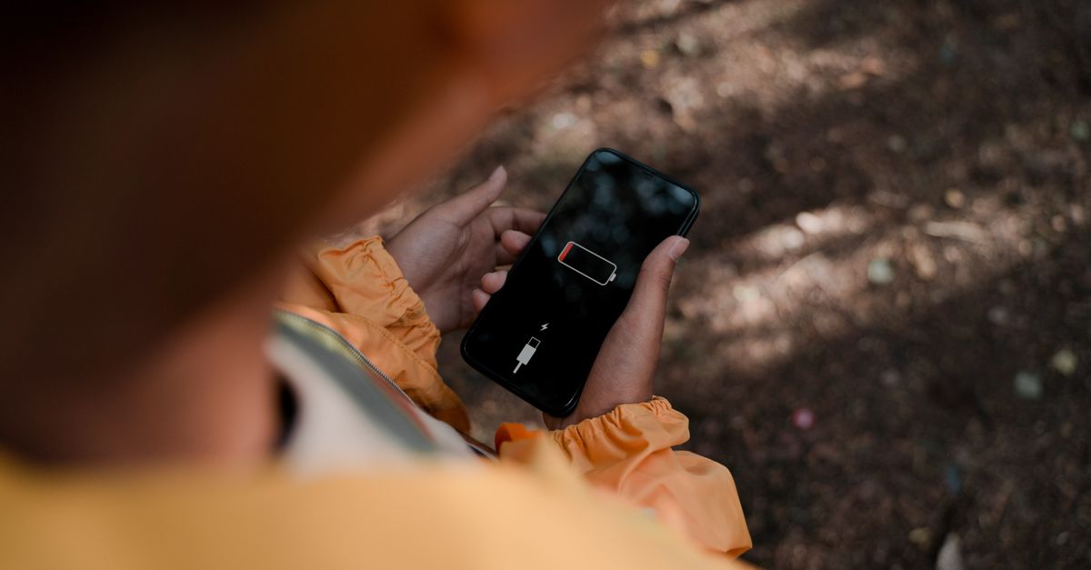 Chargeur solaire portable posé au soleil sur un sac de randonnée