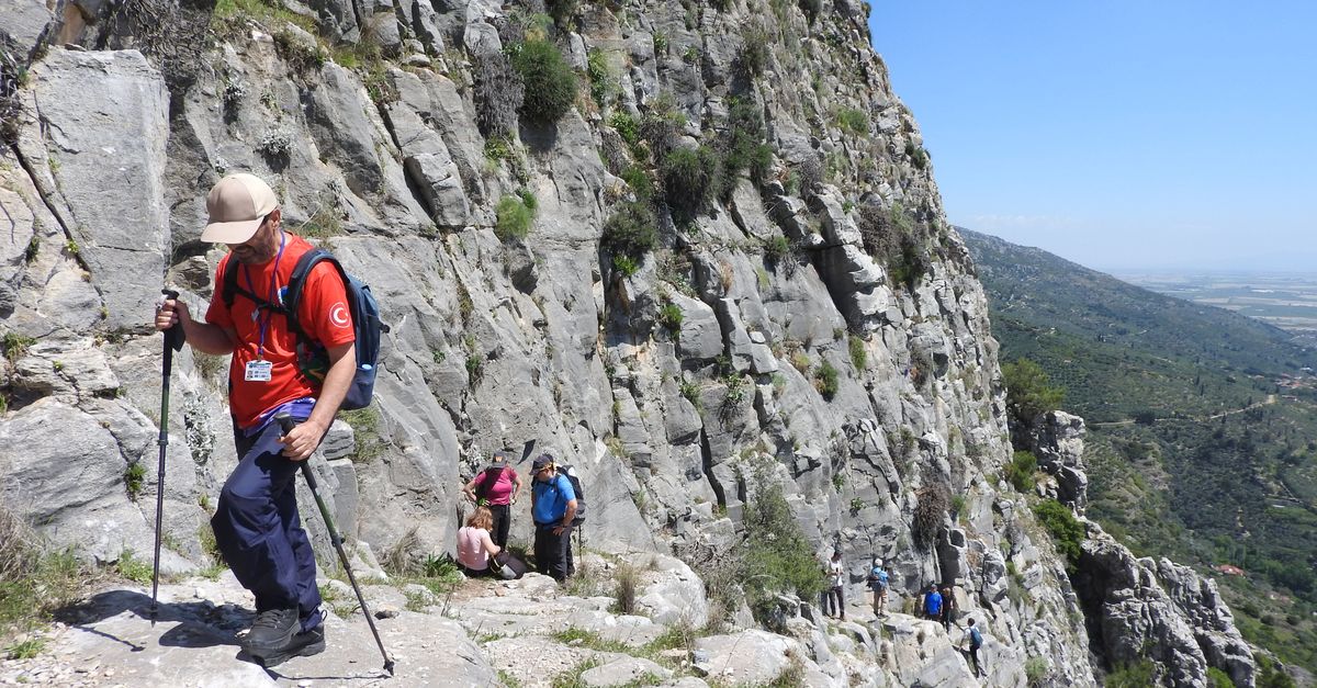 Chaussures d'approche sur un terrain rocheux en montagne