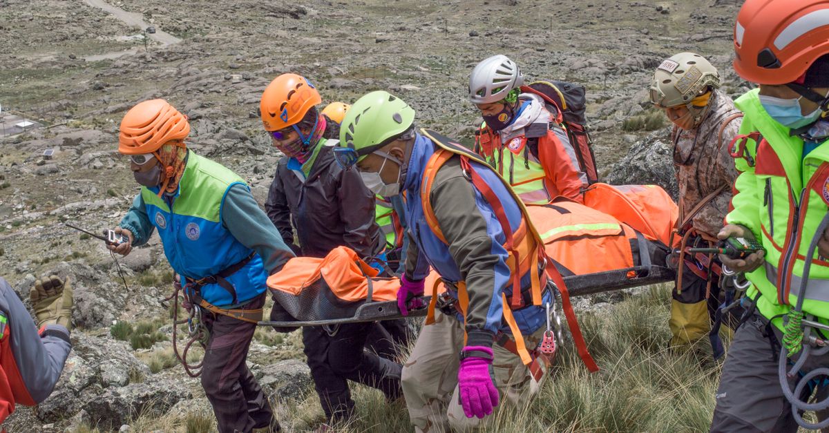 Building an Improvised Stretcher to Evacuate an Injured Hiker