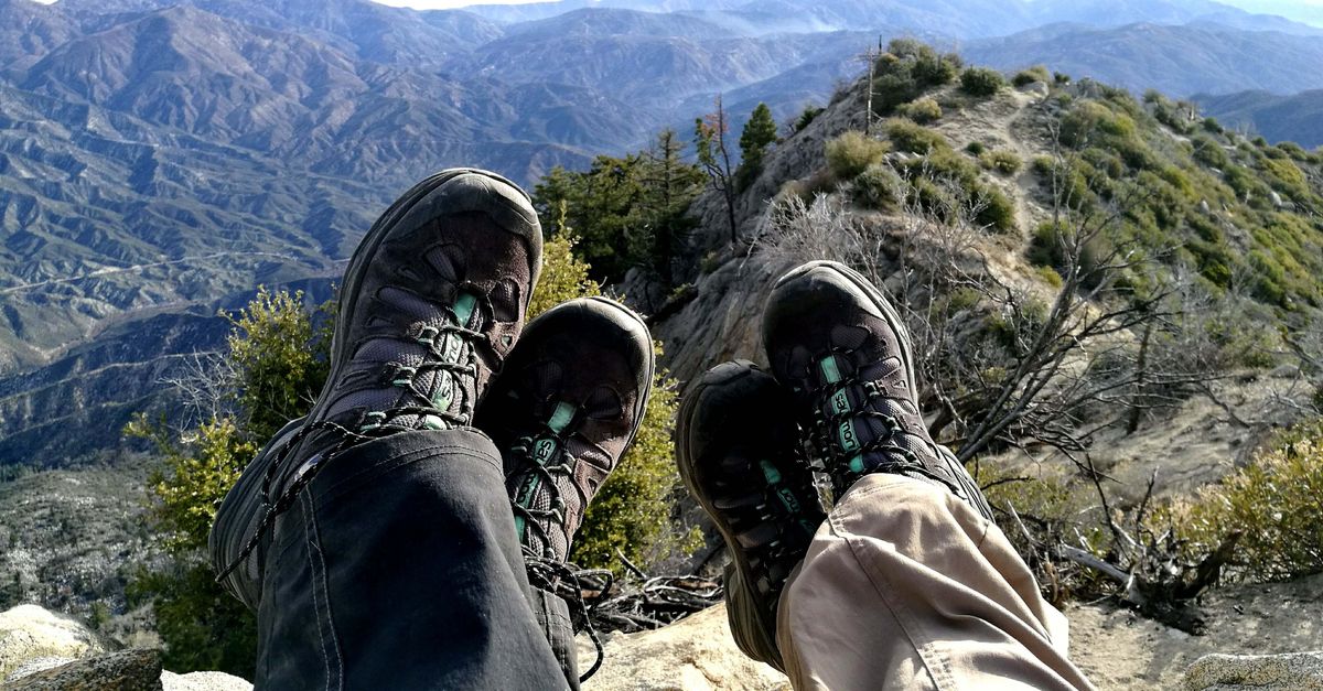 Guêtres de randonnée fixées sur des chaussures sur un sentier