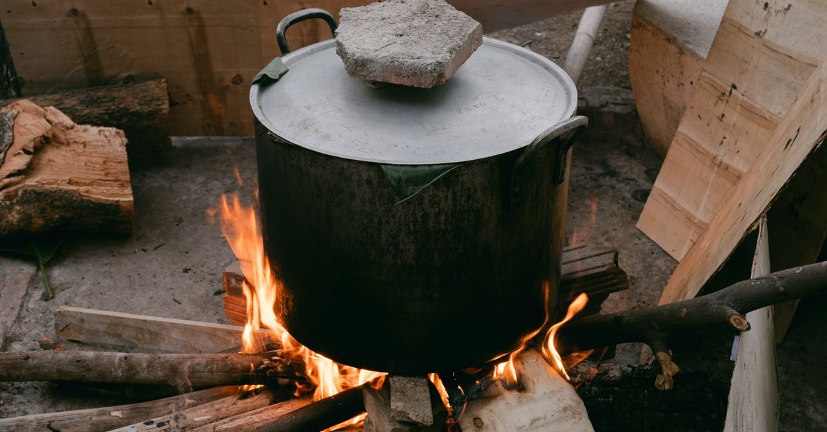 Purifier l'eau sans filtre, popote qui bout sur un feu de camp