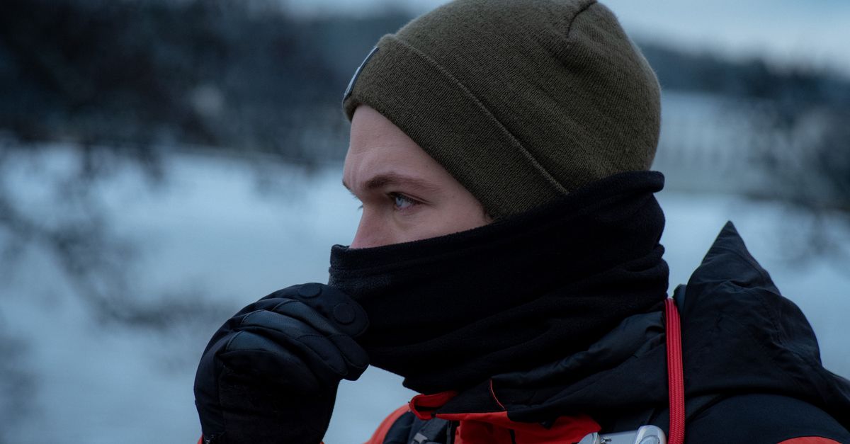 Sous-vêtements thermiques mérinos posés avant une sortie en montagne